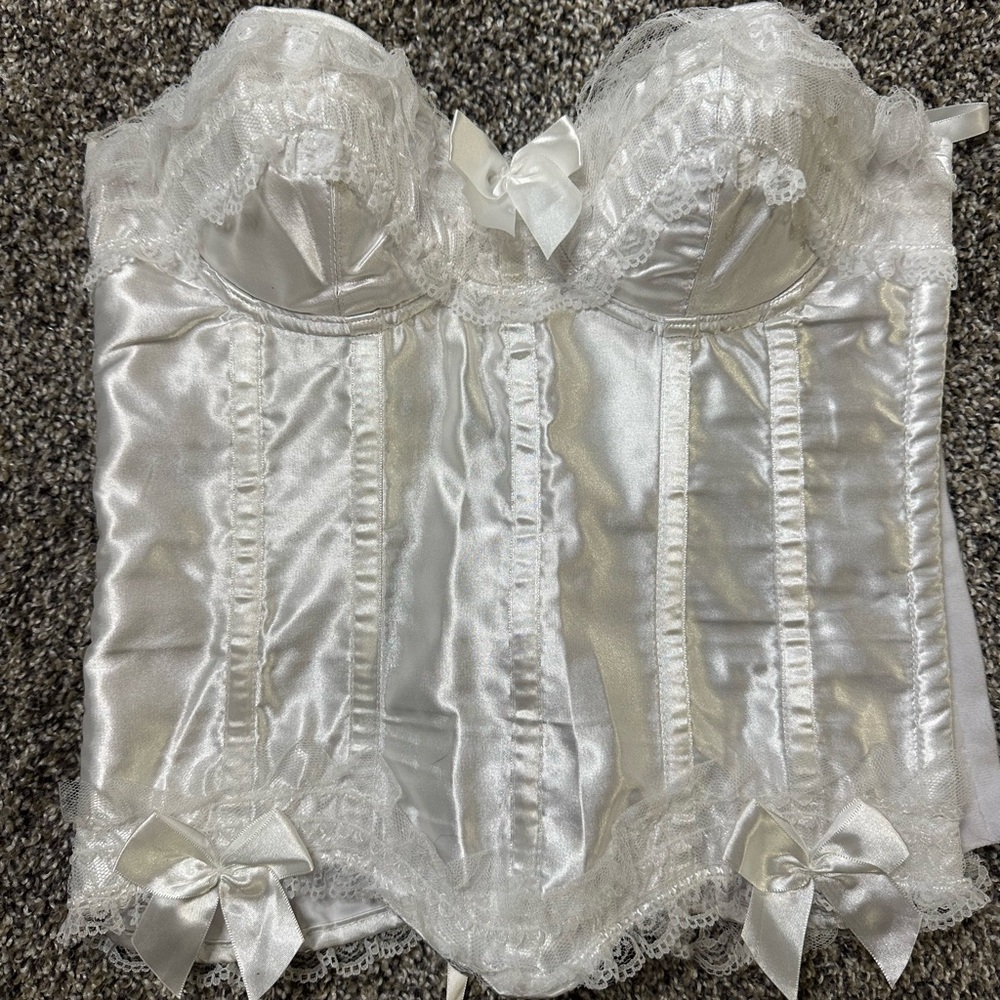 Elegant White Lace Bustier